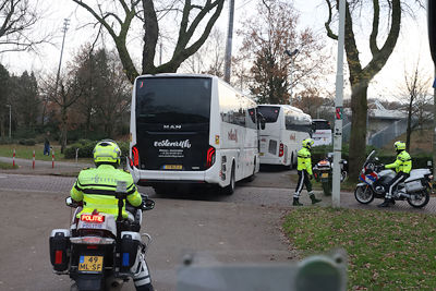 Achter elkaar aan richting het uitvak van het Goffertstadion. © De Brouwer