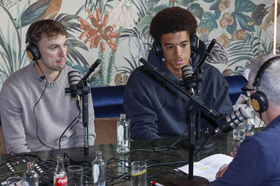 Regeer en Bouwman nemen plaats achter de microfoons. © Pro Shots