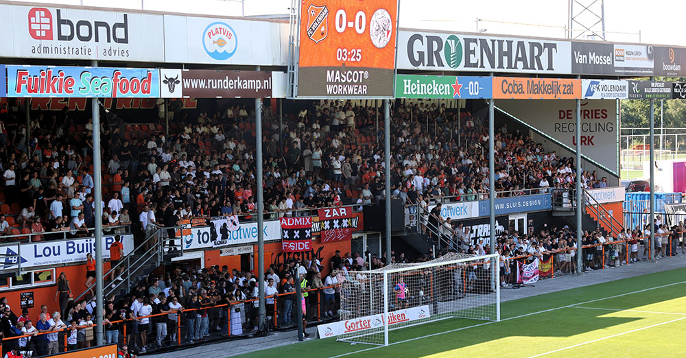 Foto’s: Supporters Ajax en FC Volendam sluiten voorbereiding gebroederlijk af