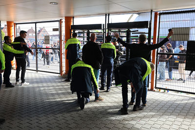 Hup, naar binnen. © De Brouwer