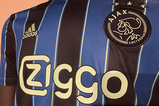 Ajax presenteert gestreept uitshirt voor 2021/2022 en wij maakten foto's!