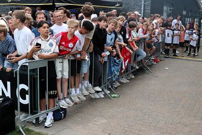 Zij wachten geduldig op de spelers. © SV Ajax