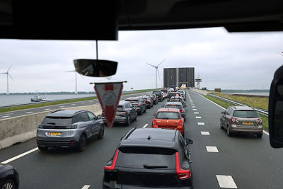 Verdomme, staat de brug ook nog open. Wat een kutdag! © De Brouwer