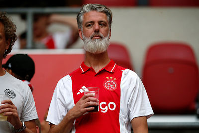Hij ziet dat Ajax even op gang moet komen. © De Brouwer