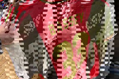 Gouden rugnummers op het wit-rood-wit. Echt nooit meer doen. © Ajax Life