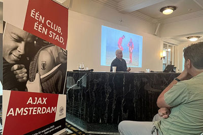 Endt verhaalt heerlijk persoonlijk en dat luistert fijn weg. © Ajax Life