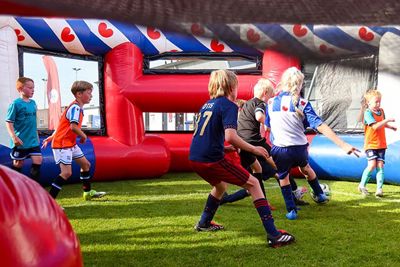 Ah, een voetbalkooi. Kijk maar! © Pro Shots