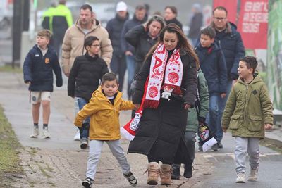Jong en oud op weg naar de open training. © SV Ajax