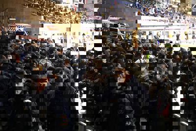 De spelers proberen weer terug naar het veld te komen. © De Brouwer