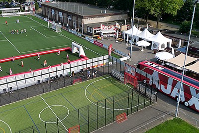 Kijk, daar is de spelersbus van Ajax al. © De Brouwer