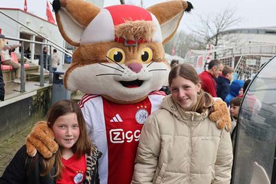 Waar een open training is, daar is Lucky ook. © SV Ajax