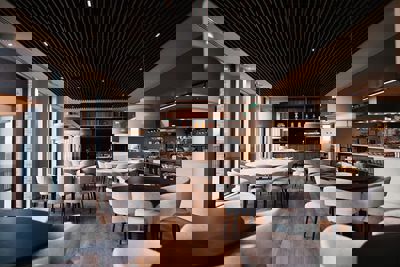 Het spelershome van Ajax 1 met uitzicht op de velden. © AFC Ajax