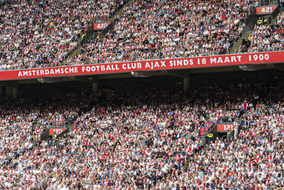 Veel Ajaxshirtjes op de tribunes. © Björn Martens