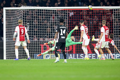 Ajax blijft met kunst- en vliegwerk overeind. © De Brouwer