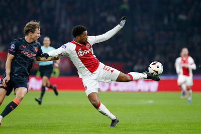 Ajax heeft het initiatief in de openingsfase. © De Brouwer