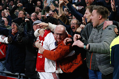 Knuffelen met Mokio, deel twee. © De Brouwer