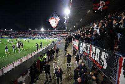 De laatste aanmoedigingen richting de warmlopende spelers. © De Brouwer