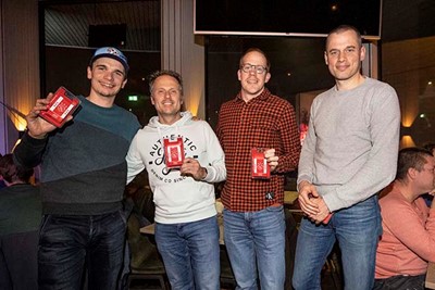 Deze mannen worden derde en winnen Ajaxspeelkaarten. © Pro Shots