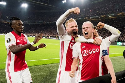 Iedereen uitzinnig. Ajax jaagt onder Bosz over Schalke 04 heen. © Pro Shots