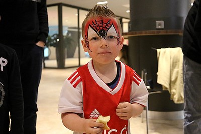 Spiderman is ook supporter van Ajax. © De Brouwer