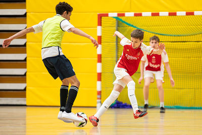 Zij met een Arsenalshirt worden uitgekapt. © Pro Shots