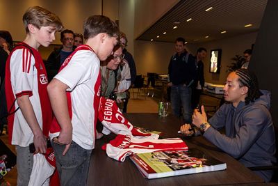 Natuurlijk bleef Fitz-Jim nog even plakken voor handtekeningen en selfies. © Pro Shots