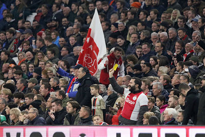 Vlagrenner Gerard zet aan, kijk hem gaan! © De Brouwer