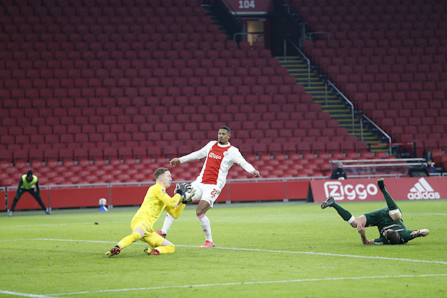 De bal die hij maar niet tussen de palen krijgt. © De Brouwer