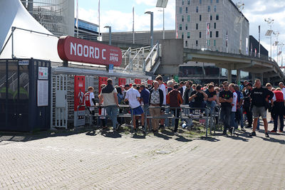 Ook hier wordt geduldig gewacht. Op groene kruisjes. © De Brouwer