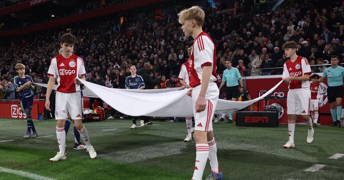 Prijsvraag: Vaandel-/vlagdragers, ballenjongens en -meiden gezocht voor Ajax - FC Volendam!