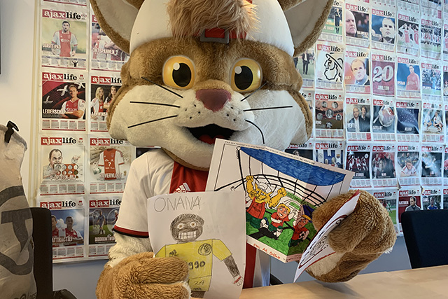 Superlief! Ajaciedjes tekenen voor Ajacieden!