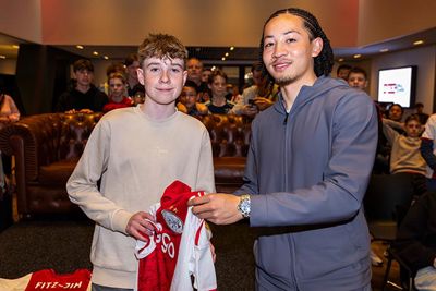 De winnaar pakt het shirt met handtekeningen van de selectie. © Pro Shots