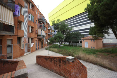 Alsof er een knalgeel ruimteschip voor je deur is geland. © De Brouwer