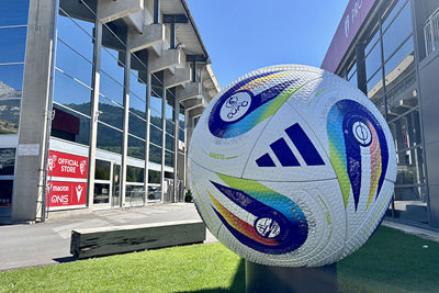 Een ietwat grote bal om mee te voetballen, maar oké. © Ajax Life