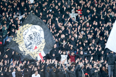Hartstochtelijk zingen en springen voor Ajax. © De Brouwer