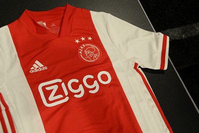 Als je goed kijkt, zie je een geblokt patroontje over het gehele shirt lopen. © Ajax Life