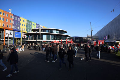 Heerlijk in het zonnetje naar Ajax. © De Brouwer