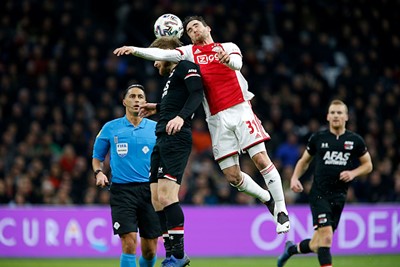 De beuk moet erin, tijd voor Ajax om zichzelf terug te knokken in de wedstrijd. © De Brouwer