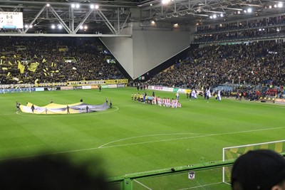 Het stadion van Vitesse is zowaar aardig gevuld. © De Brouwer