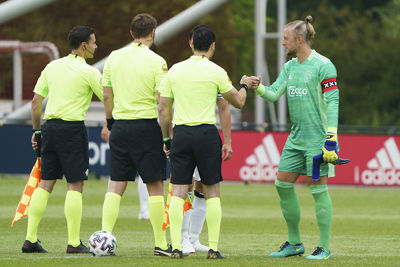 Pasveer debuteert onder de lat en krijgt gelijk de band om zijn arm gerold. © Pro Shots