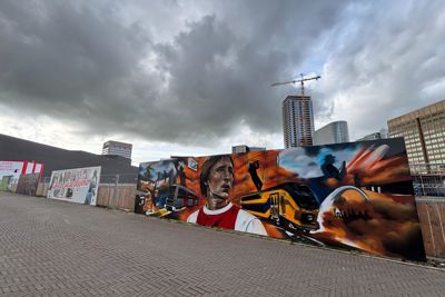 Je vindt zeven canvassen langs de bouwput. © SV Ajax