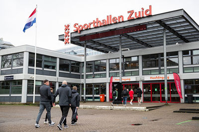 Vol goede moed naar Sporthallen Zuid. © Pro Shots