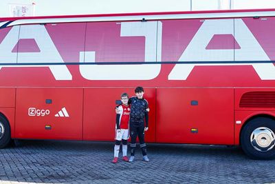 Ook de spelersbus is aanwezig in Uithoorn. © Pro Shots