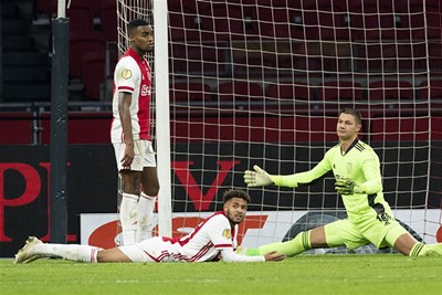 Het is echt waar niet om aan te gluren wat Ajax verdedigend laat zien. © Pro Shots