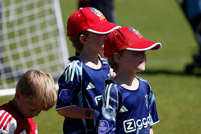 Uitstekende Ajax Kids Clubpetten! © De Brouwer