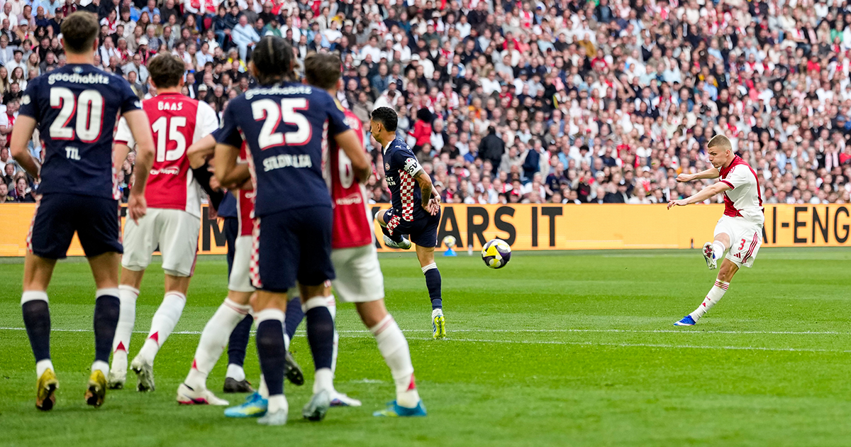 Godts schiet Ajax in slotfase naar punt tegen PSV