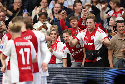 Op de tribunes wordt de 2-0 ook goed aangenomen! © De Brouwer
