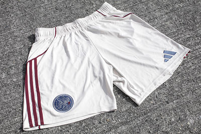 Ook de broek is beige van kleur. © Ajax Life