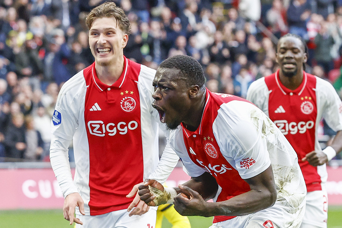Ajax verstevigt koppositie met zege op Go Ahead Eagles en dit valt op