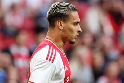Wat fijn deze man weer in een Ajaxshirt te zien. © SV Ajax